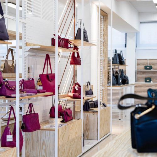Ellegroup azienda pelletteria brand showroom leather goods wholesaler handbags private label seasonal lookbook firenze Servizi di pelletteria OEM Servizi di pelletteria ODM Analisi condivisa del costing Accesso diretto alla produzione Rispetto timing delle consegne Servizio di Stock Service